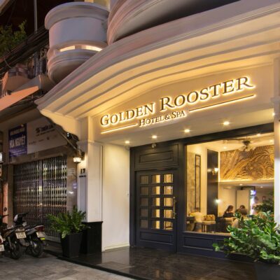 Cổng chính Golden Rooster Hotel