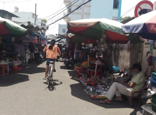 Bên trong chợ Cầu