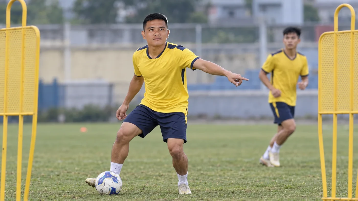 Nhân vật minh họa: cầu thủ luyện nhận bóng và kết nối ở hành lang trong