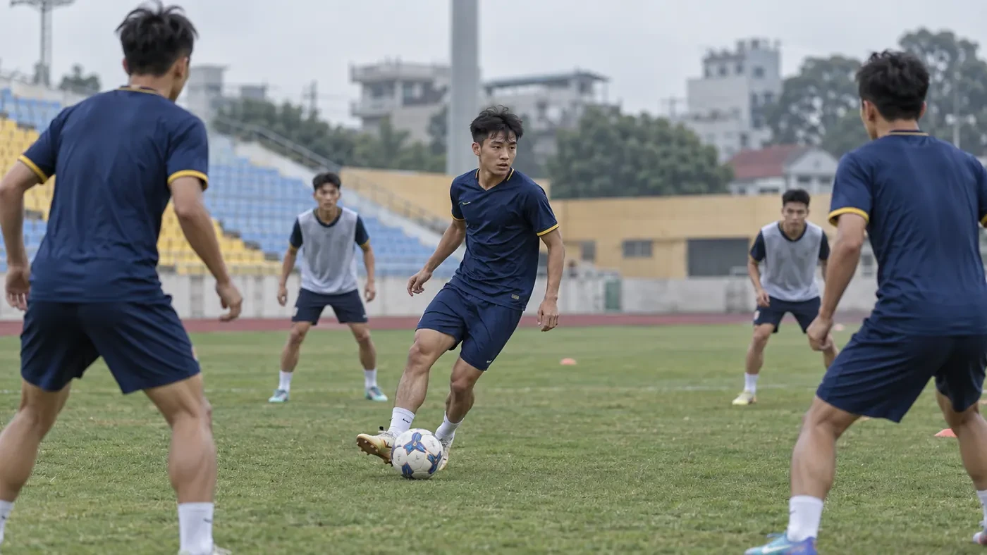 Nhân vật minh họa: tiền vệ nhận bóng giữa các tuyến và mở thân người để tiến bóng